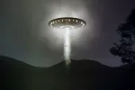 Ilustración de un platillo volante que proyecta un haz de luz sobre una persona.