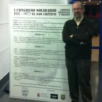 José Juan Montejo junto al cartel del I Congreso Solidario de El Ojo Crítico